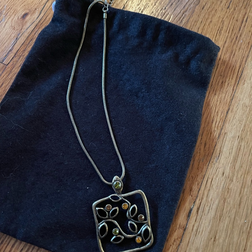 Elegant Gold Necklace with Gemstone Accents